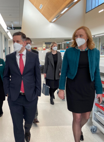Carol (right) takes Minister for Health and Ageing Mark Butler (centre) on a visit to the Alfred ICU. Photo: Courtesy of the Alfred Hospital.
